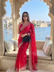 Sari en soie rouge avec bordure brodée, tenue de mariage indienne traditionnelle, sari long pour femmes, coupe classique, toutes saisons - Product Image 1