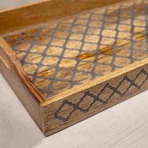 Plateau de rangement rectangulaire en bois fait main, motif géométrique sculpté, finition vernie, design classique pour table ou salle de bain - Product Image 1