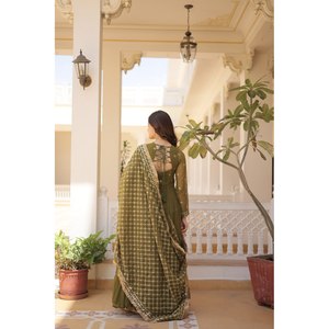 Vestido de Fiesta Lehenga Choli de Seda de Diseñador con Elegante Bordado - Product Image 1