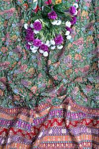 ผ้าพิมพ์ลายดอกไม้สีเขียวมิ้นท์แบบธรรมชาติ พร้อมขอบตกแต่งอย่างสวยงาม เหมาะสำหรับทำชุดคุร์ติ วัสดุสำหรับตัดเย็บเสื้อผ้าพื้นเมือง - Product Image 4