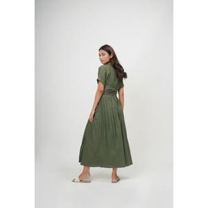 Robe longue en lin vert olive coupe trapèze avec col en V, manches courtes, ceinture à nouer et poches – Style simple et confortable pour femme, idéale pour l'été - Product Image 5