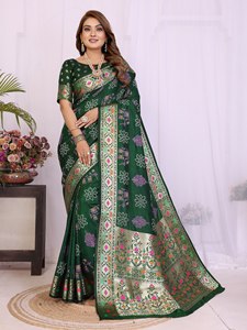 Sari en soie Dola légère et douce de qualité supérieure, imprimé Khadi Bandhej, avec bordure tissée Zari, pallu imprimé multicolore et blouse incluse. - Product Image 3
