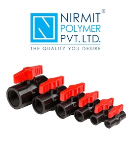 วาล์วบอลสีดำยี่ห้อ Nirmit พร้อมด้ามจับสีแดง สำหรับควบคุมน้ำในระบบชลประทาน วาล์วบอล Thradad ซีล EPDM ทนแรงดัน 100 psi - Product Image 1