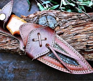 Cuchillo de Camping Hecho a Mano con Hoja Recta de Acero de Damasco, Mango de Madera de Olivo y Funda de Cuero - Product Image 2