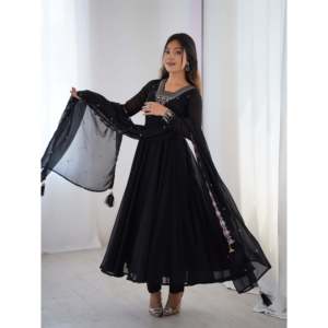 Robe Anarkali violette KB avec pendentif et dupatta, taille S, pour mariages et fêtes - Product Image 4