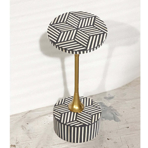 Table d'appoint moderne à rayures géométriques monochromes avec incrustation d'os, disponible à prix de gros, avec élégants accents dorés. - Product Image 1