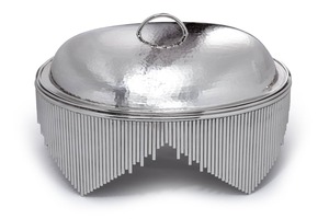 Plat à chafing moderne en argent martelé, grand chauffe-plat ovale avec base à franges moderne pour la restauration d'événements de mariage au Moyen-Orient et au Golfe - Product Image 2