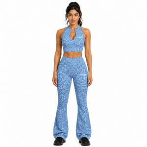 Conjunto de yoga con estampado de leopardo para mujer, top corto tipo racerback, pantalones acampanados de cintura alta, conjunto de dos piezas con aberturas, ropa deportiva personalizada para gimnasio - Product Image 1