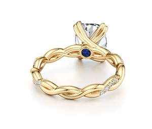 Anillo de compromiso de diamante cultivado en laboratorio de 1.02 quilates con corte cojín antiguo, anillo solitario de oro amarillo de 9K con diseño de vid retorcida y detalles de diamantes - Product Image 4