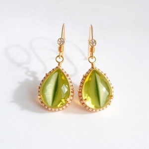 Pendientes clásicos de gota verde plata 925 y chapados en oro de 18 quilates para mujer Diseño de piedra pequeño y delicado - Product Image 3