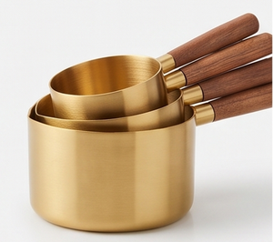 Tasses à mesurer élégantes en laiton avec poignées en bois, outils de mesure en métal parfaits pour une cuisson et une pâtisserie précises - Product Image 4