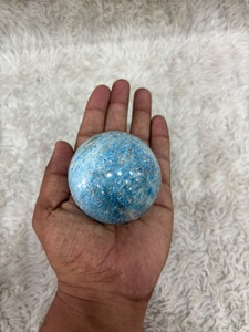 ทรงกลมอะพาไทต์สีน้ำเงิน โดดเด่นด้วยสีฟ้าแบบสีน้ำทะเล ขัดเงาเป็นรูปทรงกลม โปร่งแสง มีความลึก และมีความงามที่เป็นเอกลักษณ์ของแร่ธาตุ - Product Image 2
