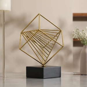 Sculpture de table luxueuse en fil d'or géométrique abstrait pour décoration de centre de table de salon contemporain - Product Image 1