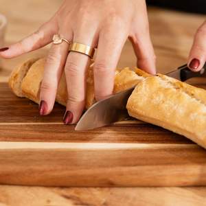 Tabla de Cortar Multiusos de Madera para Servir Pan y Aperitivos, Apta para Lavavajillas, Fácil de Limpiar, No Tóxica - Product Image 3