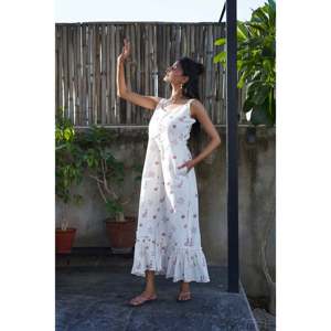 Vestido Casual con Estampado Artesanal de Tesoros Marinos, Corte Evase, Color Carmesí, Talla S, de The Quince Life - Product Image 4