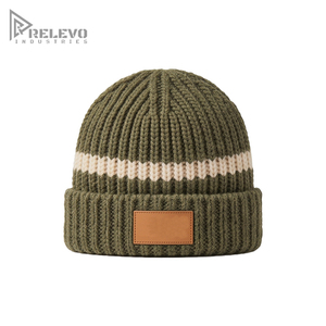 Bonnet d'hiver personnalisé en tricot côtelé rayé avec revers, patch en cuir gaufré, bonnet chaud en laine et acrylique pour activités de plein air - Product Image 4
