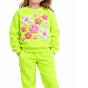 Ensemble de survêtement pour enfants vert néon avec motif floral et visage souriant, décoration de fleurs roses et blanches, ensemble décontracté deux pièces - Product Image 6