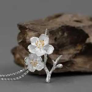 จี้ซากุระวินเทจสุดหรูจาก NIKHIL GEMS ชุบทองบนเงินแท้ ดีไซน์ดอกซากุระอันละเอียดอ่อน เหมาะเป็นของขวัญสำหรับงานหมั้น - Product Image 5