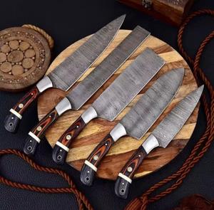 เหล็กดามัสกัสคุณภาพสูง ผลิตด้วยมือโดย Steel Craft International ชุดมีดเชฟ 5 ชิ้น ด้ามจับแบบกำหนดเอง พร้อมซองหนัง ขอบใบมีดหยัก - Product Image 1