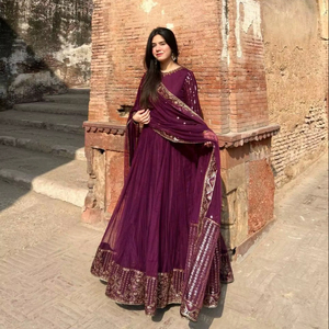 Traje de vestir con pantalón y dupatta de georgette sintético con bordado de hilo y lentejuelas - Product Image 1