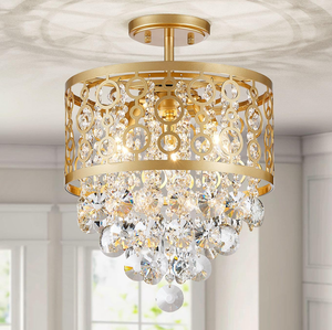 Grand candélabre traditionnel orné de larmes de cristal suspendues opulentes et de détails dorés, disponible à prix de gros. - Product Image 5