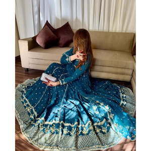 Vêtements et accessoires musulmans traditionnels de créateur - Tenue de soirée Anarkali Gowan avec pantalon et dupatta pour les occasions festives - Product Image 1
