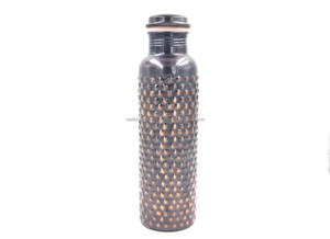 Bouteille d'eau en cuivre au design martelé noir artistique, élégante et de qualité supérieure, idéale pour un usage quotidien, la maison, le bureau, les voyages, le yoga - Product Image 4