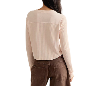 T-shirt pour femme de qualité supérieure en jersey gaufré beige uni, col rond, manches longues, coupe régulière, 100% coton respirant - Product Image 2