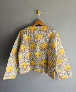เสื้อแจ็คเก็ตผ้าควิลท์ลายดอกไม้สีเหลือง คอวี แขนสามส่วน ผ้าฝ้าย เสื้อคลุมฤดูใบไม้ผลิสำหรับผู้หญิง ของขวัญสำหรับเธอ - Product Image 6