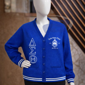 Cardigan en tricot acrylique à col en V Delta Sigma Theta DST Sorority, bleu roi avec accents blancs, inspiré du pull de Chicago - Product Image 1