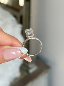 Anillo de Diamantes de Corte Ovalado de Lujo con Diamantes Laterales en Oro Blanco, Elegante Anillo de Compromiso de Diamantes Ovalados para Mujer, Regalo de Joyería Fina - Product Image 2