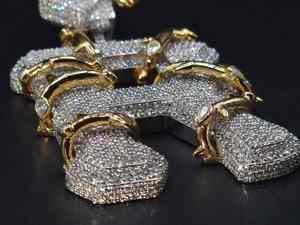 Pendentif personnalisé lettre « R » sertie de moissanite avec fil barbelé doré 3D et croix ailes d'ange, collier hip-hop unique - Product Image 3