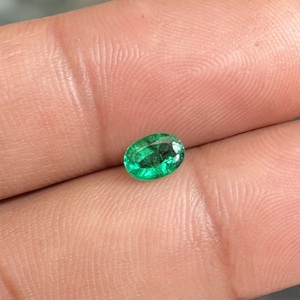 Piedra Preciosa de Esmeralda Zambiana Natural de 0.54 Quilates, Corte Ovalado Verde Intenso, Facetada, Suelta, para Joyería - Product Image 1