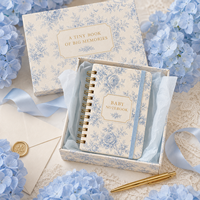 Coffret Cadeau LABON : Mini Carnet A8 Personnalisé avec Porte-clés, Motif Floral Toile de Jouy Bleu, Agenda de Poche de Luxe pour Baby Shower et Mariage