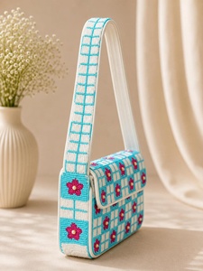 Sac à main artisanal en lin brodé et perlé, motif floral tropical, forme selle, artisanat textile, objet d'art de collection, fermeture à rabat - Product Image 2