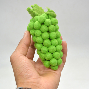 Vente en gros de grappes de raisins en feutre de laine faites à la main de haute qualité - Écologiques - 10 cm - Jouet de simulation de fruits Montessori - Product Image 2