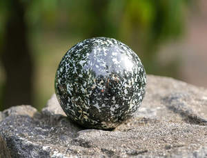 Esfera de cristal de jaspe negro con soporte de Metal, esfera curativa, escultura de bola, figurita para Fengshui, adivinación, decoración del hogar - Product Image 5