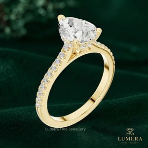 Bague de fiançailles de luxe en or jaune avec diamant de laboratoire fantaisie en forme de poire de 1,62 carat, certifié IGI, sertissage à griffes en V, qualité supérieure pour mariée - Product Image 5