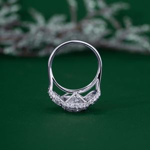 Bague de fiançailles à trois pierres en diamant ovale de culture, sertissage triple halo avec pierres latérales ovales, galerie ouverte détaillée - Product Image 6