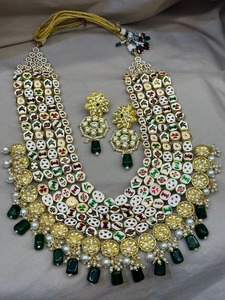 Collar tradicional afgano chapado en oro con piedras de rubí rosa y verde esmeralda con múltiples detalles. - Product Image 2
