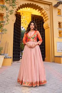 Vestido tradicional indio de seda Vichitra con un hermoso diseño fluido y tejido Zari para mujeres, ideal para bodas. - Product Image 4