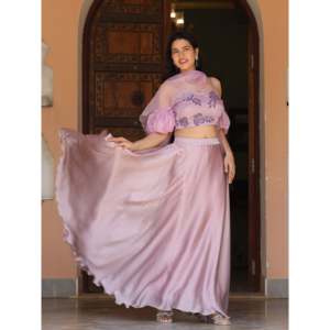 ชุดเลเฮนกาโชลีผ้าซาตินลายลาเวนเดอร์ ไซส์ XS สำหรับผู้หญิง ดีไซน์หรูหรา เป็นมิตรกับสิ่งแวดล้อม เหมาะสำหรับฤดูใบไม้ผลิ/ฤดูร้อน งานดิวาลี/งานแต่งงาน - Product Image 2