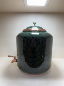 Dispensador de Agua de Cobre Puro Hecho a Mano con Acabado Verde Esmeralda, Olla Matka de 8L para el Hogar y la Oficina, Diseño Ecológico - Product Image 5