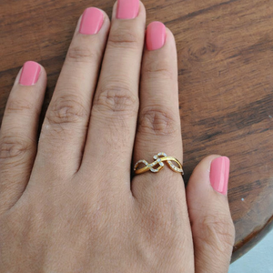 แหวนทองคำขาว 18K ประดับเพชรทรงอินฟินิตี้ ดีไซน์เกลียวแบบฝังเพชรเรียบหรู เรียบง่าย เหมาะสำหรับผู้หญิง สวมใส่ในงานแต่งงาน งานเลี้ยง หรือในชีวิตประจำวัน เป็นของขวัญ - Product Image 5