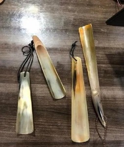 Calzador de Cuerno Natural Premium, Herramienta Duradera para Calzarse, Diseño Clásico - Product Image 1