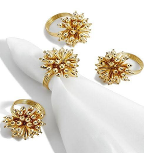 Magnifiques anneaux de serviette en forme de grappe de raisins dorés avec détails en perles. Apporte une touche royale. Disponible aux prix de gros. - Product Image 1