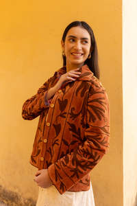 Chaqueta de Mujer Suzani en Algodón Color Óxido con Apliques Azules Bordados, Combina Lujo con la Arte Contemporánea India - Product Image 1
