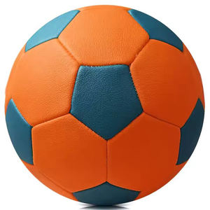 Ballon de handball TORO SKINS, matériau de haute qualité, forme équilibrée, couche extérieure durable et imperméable pour les séances d'entraînement en intérieur/extérieur - Product Image 2