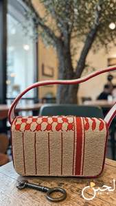 Sac à main rectangulaire en polyester brodé de perles de verre faites à la main, motif géométrique rouge et blanc, artisanat textile, souvenir - Product Image 2