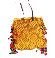 Sac de plage artisanal pour femme, au design élégant, en macramé noué à la main, avec pompon, fermeture ouverte et deux anses, couleur naturelle